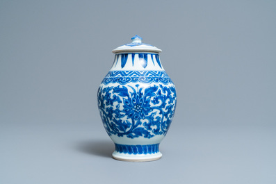 Un pot couvert en porcelaine de Chine en bleu et blanc &agrave; d&eacute;cor de rinceaux de lotus, &eacute;poque Transition