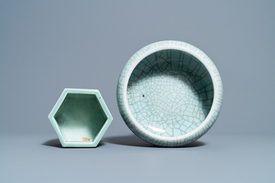 Een Chinese craquel&eacute; wierookbrander en een hexagonale celadon penselenbeker, 19e eeuw