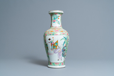 Un vase en porcelaine de Chine famille rose, R&eacute;publique