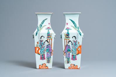 Une paire de vases de forme carr&eacute;e en porcelaine de Chine famille rose, 19/20&egrave;me