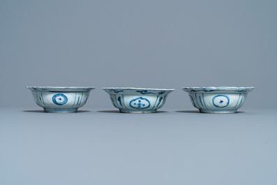 Trois bols de type klapmuts en porcelaine de Chine en bleu et blanc de type kraak, Wanli