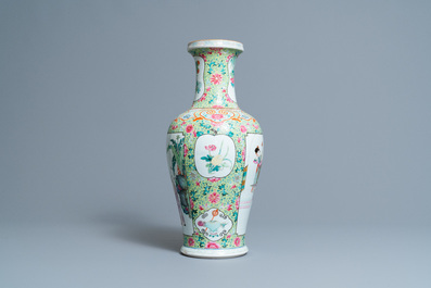 Un vase en porcelaine de Chine famille rose, R&eacute;publique
