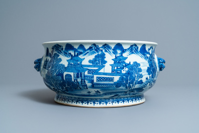 Een grote Chinese blauw-witte wierookbrander met een landschap, Qianlong