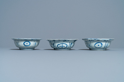 Trois bols de type klapmuts en porcelaine de Chine en bleu et blanc de type kraak, Wanli