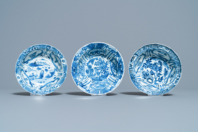 Trois bols de type klapmuts en porcelaine de Chine en bleu et blanc de type kraak, Wanli