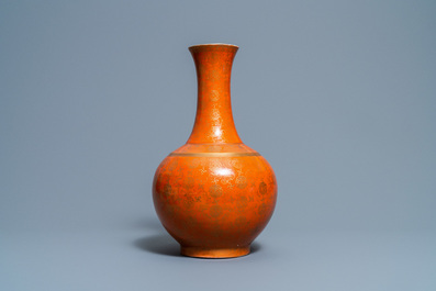 Un vase de forme bouteille en porcelaine de Chine &agrave; fond rouge de corail, marque et &eacute;poque de Guangxu