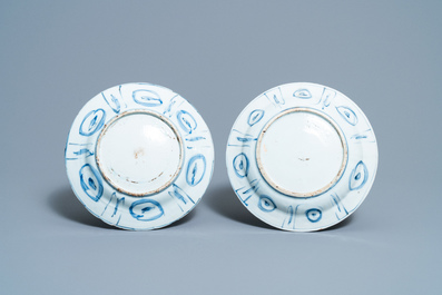 Cinq assiettes en porcelaine de Chine en bleu et blanc, un plat famille rose et un vase famille verte, Wanli et apr&egrave;s