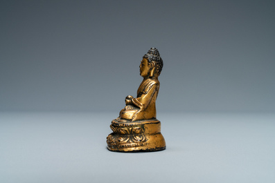 Une figure de Bouddha en bronze dor&eacute;, Sino-Tibet, Ming