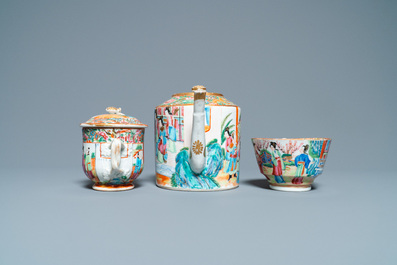 Six assiettes, une th&eacute;i&egrave;re, un bol couvert et une tasse en porcelaine de Chine famille rose, 18/19&egrave;me