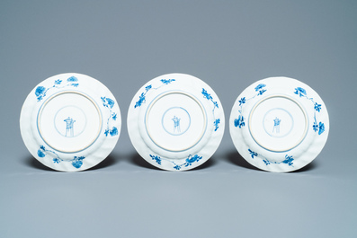 SIx assiettes en porcelaine de Chine en bleu et blanc &agrave; d&eacute;cor floral, Kangxi