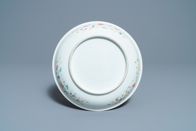 Un plat en porcelaine de Chine famille rose &agrave; d&eacute;cor de dragons, marque et &eacute;poque de Guangxu