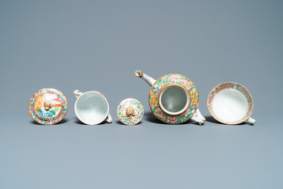 Six assiettes, une th&eacute;i&egrave;re, un bol couvert et une tasse en porcelaine de Chine famille rose, 18/19&egrave;me