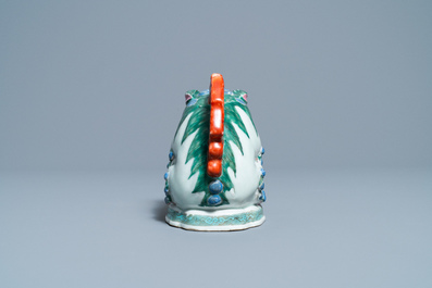 Une verseuse en forme de lion bouddhiste en porcelaine de Chine famille rose, Qianlong/Jiaqing