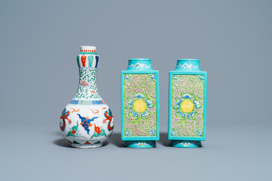Een paar Chinese 'cong' vazen en een wucai 'draken' vaas, 19/20e eeuw