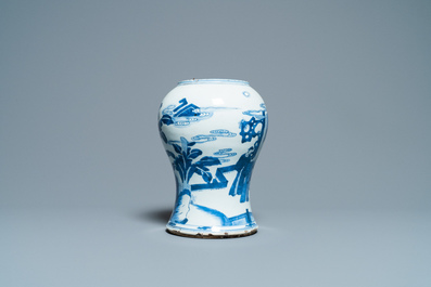 Un vase en porcelaine de Chine en bleu et blanc &agrave; d&eacute;cor figuratif, Kangxi