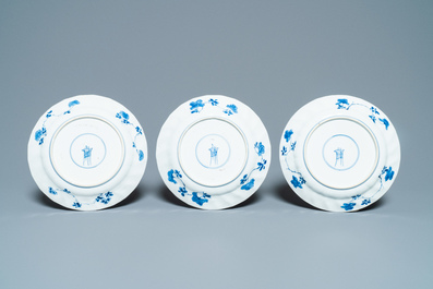 Zes Chinese blauw-witte borden met floraal decor, Kangxi
