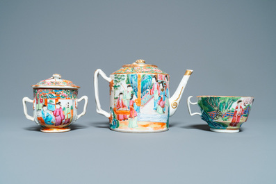 Six assiettes, une th&eacute;i&egrave;re, un bol couvert et une tasse en porcelaine de Chine famille rose, 18/19&egrave;me