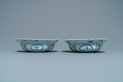 A pair of Chinese blue and white kraak porcelain 'klapmuts' bowls, Wanli