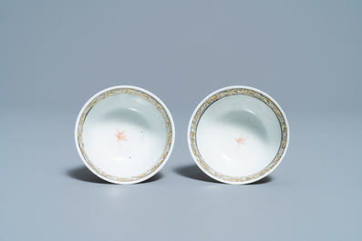 Une th&eacute;i&egrave;re et une paire de tasses et soucoupes en porcelaine de Chine, Yongzheng