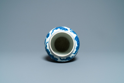 Un vase en porcelaine de Chine en bleu et blanc &agrave; d&eacute;cor de dragons, Kangxi