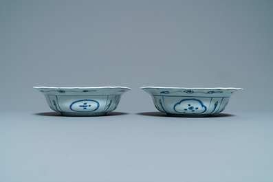 Une paire de bols de type 'klapmuts' en porcelaine de Chine en bleu et blanc de type kraak, Wanli