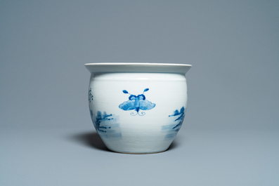 A Chinese blue and white jardini&egrave;re and two famille verte bowls, 19/20th C.