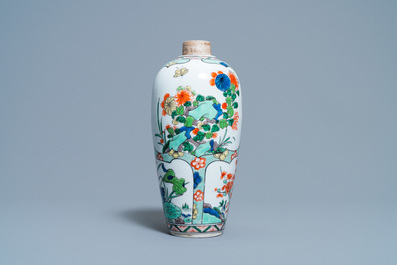 Cinq assiettes en porcelaine de Chine en bleu et blanc, un plat famille rose et un vase famille verte, Wanli et apr&egrave;s