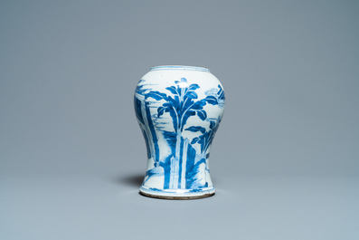 Un vase en porcelaine de Chine en bleu et blanc &agrave; d&eacute;cor figuratif, Kangxi