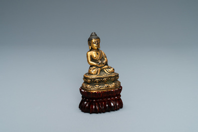 Une figure de Bouddha en bronze dor&eacute;, Sino-Tibet, Ming