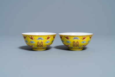 Une paire de bols aux papillons en porcelaine de Chine famille rose &agrave; fond jaune, marque de Tongzhi, 20&egrave;me
