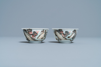 Une th&eacute;i&egrave;re et une paire de tasses et soucoupes en porcelaine de Chine, Yongzheng