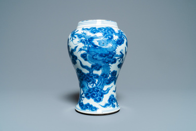 Un vase en porcelaine de Chine en bleu et blanc &agrave; d&eacute;cor de dragons, Kangxi