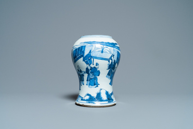 Een Chinese blauw-witte vaas met figuratief decor, Kangxi