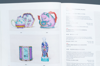 Une verseuse en forme de lion bouddhiste en porcelaine de Chine famille rose, Qianlong/Jiaqing