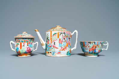 Six assiettes, une th&eacute;i&egrave;re, un bol couvert et une tasse en porcelaine de Chine famille rose, 18/19&egrave;me