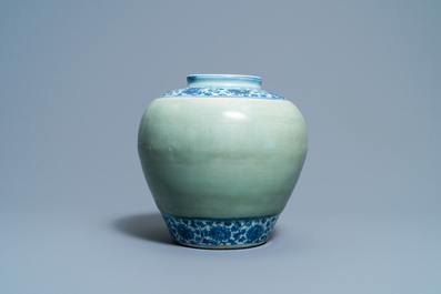 Un vase en porcelaine de Chine en bleu et blanc &agrave; fond c&eacute;ladon, Ming