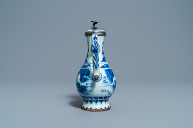 Une verseuse couverte en porcelaine de Chine en bleu et blanc &agrave; monture en argent, &eacute;poque Transition