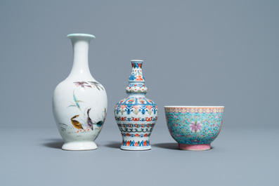 Un vase en porcelaine de Chine famille rose, un bol aux dragons et un vase wucai, R&eacute;publique