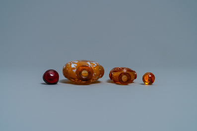 Twee Chinese amber-simulerende glazen snuifflessen, 18/19e eeuw