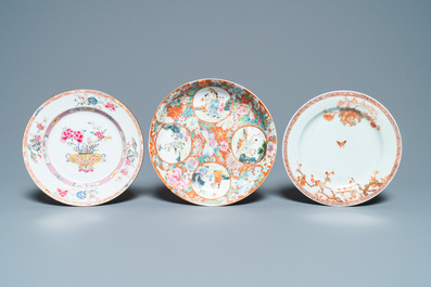 Six assiettes, une th&eacute;i&egrave;re, un bol couvert et une tasse en porcelaine de Chine famille rose, 18/19&egrave;me