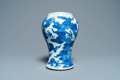 Un vase en porcelaine de Chine en bleu et blanc &agrave; d&eacute;cor de dragons, Kangxi