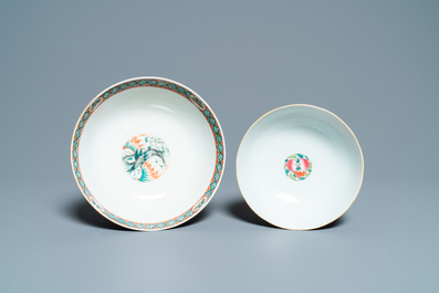 Une jardini&egrave;re en porcelaine de Chine en bleu et blanc et deux bols en famille verte, 19/20&egrave;me