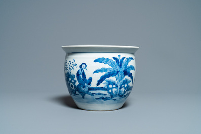 Une jardini&egrave;re en porcelaine de Chine en bleu et blanc et deux bols en famille verte, 19/20&egrave;me