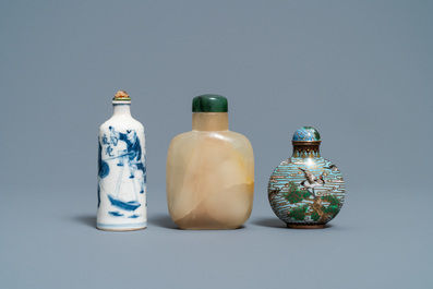 Trois tabati&egrave;res en calc&eacute;doine, &eacute;maux cloisonn&eacute;s et porcelaine, Chine, 19&egrave;me