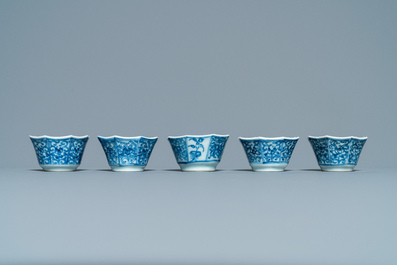 Seize soucoupes et quatorze tasses en porcelaine de Chine en bleu et blanc, Kangxi