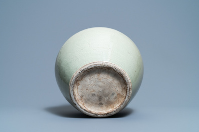 Een bolle Chinese monochrome celadon 'draken' vaas, Kangxi