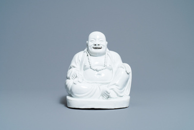 Une figure de Bouddha en porcelaine blanc de Chine de Dehua, Kangxi