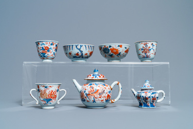 Een collectie voornamelijk Chinees theegoed in blauw-wit, ijzerrood en verguld porselein, Kangxi en later