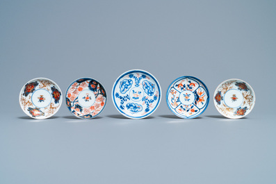 Een collectie voornamelijk Chinees theegoed in blauw-wit, ijzerrood en verguld porselein, Kangxi en later