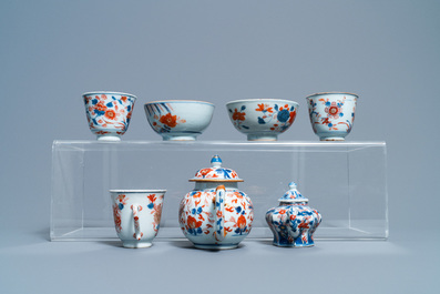 Une collection d'objets &agrave; th&eacute; en porcelaine de Chine en bleu et blanc, rouge de fer et dor&eacute;, Kangxi et apr&egrave;s